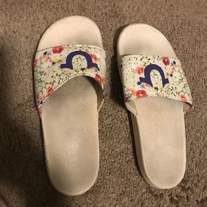 Women’s true religion slides